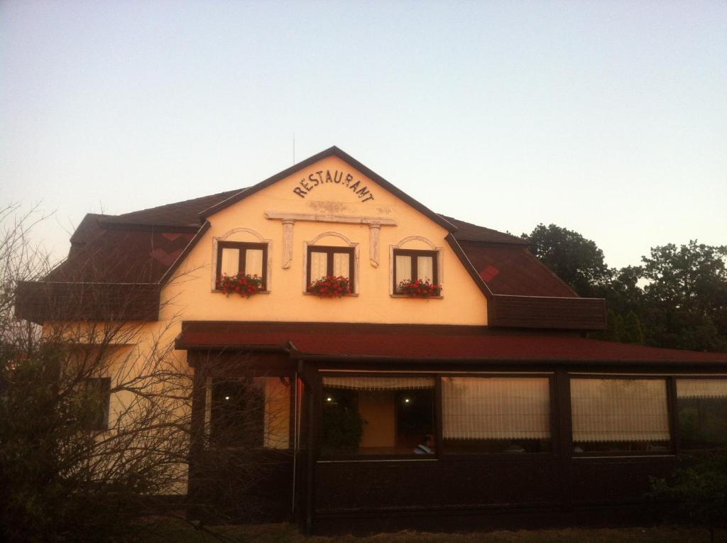 Panorama Panzio Bed & Breakfast Tatabanya Luaran gambar